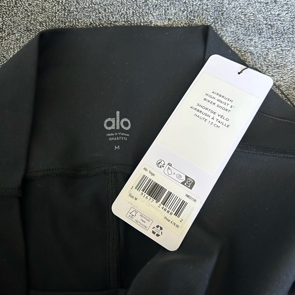 ALO Yoga Black Athletic Shorts with Wide Waistband - Picture 2 of 4